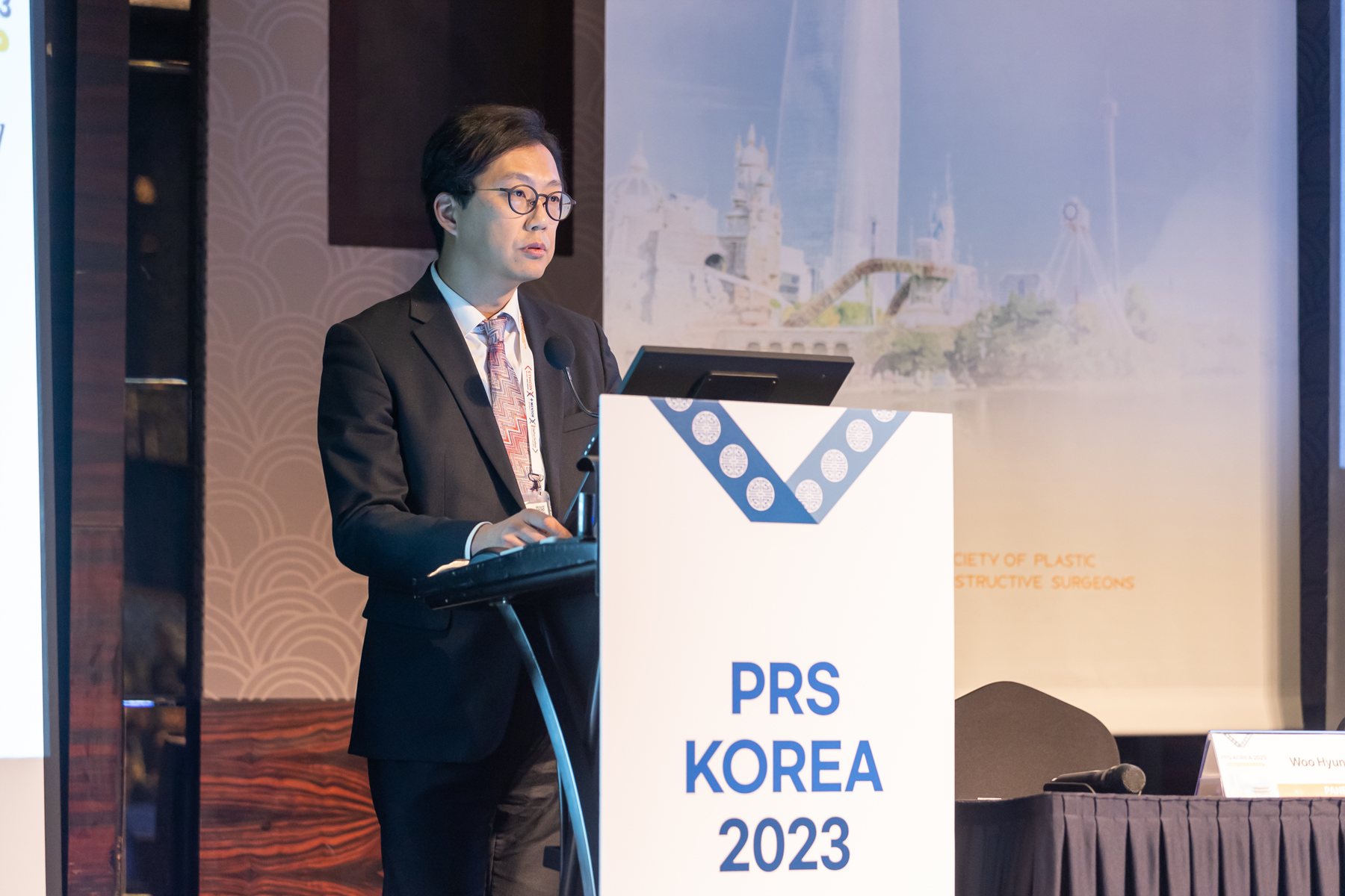 'PRS KOREA 2023' 강연대에서 발표하는 최문섭 원장