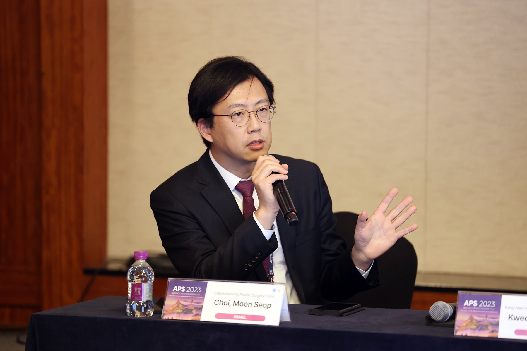 패널 토론석에서 마이크를 들고 말하는 최문섭 원장