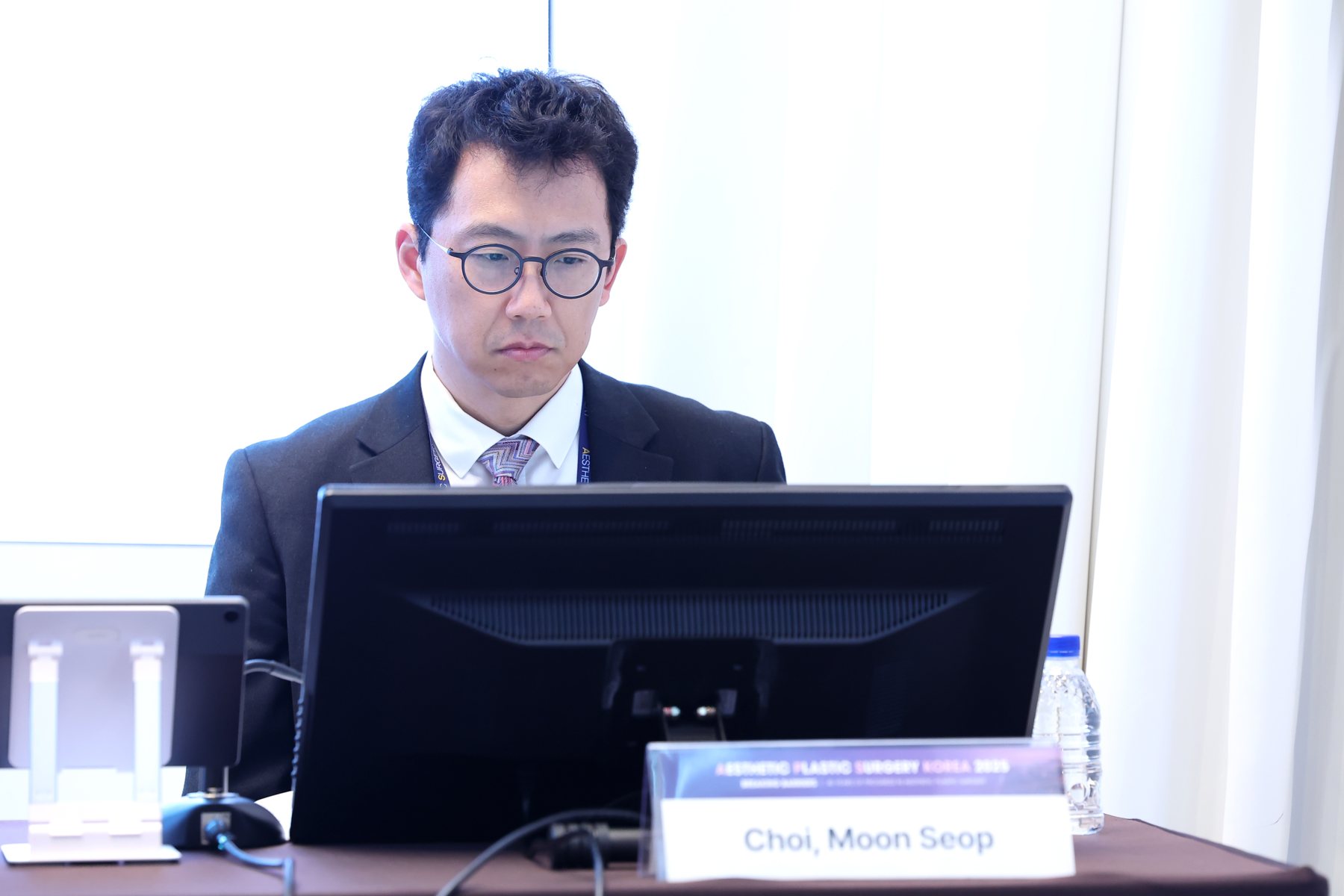 학회 좌장석에서 모니터를 보는 최문섭 원장