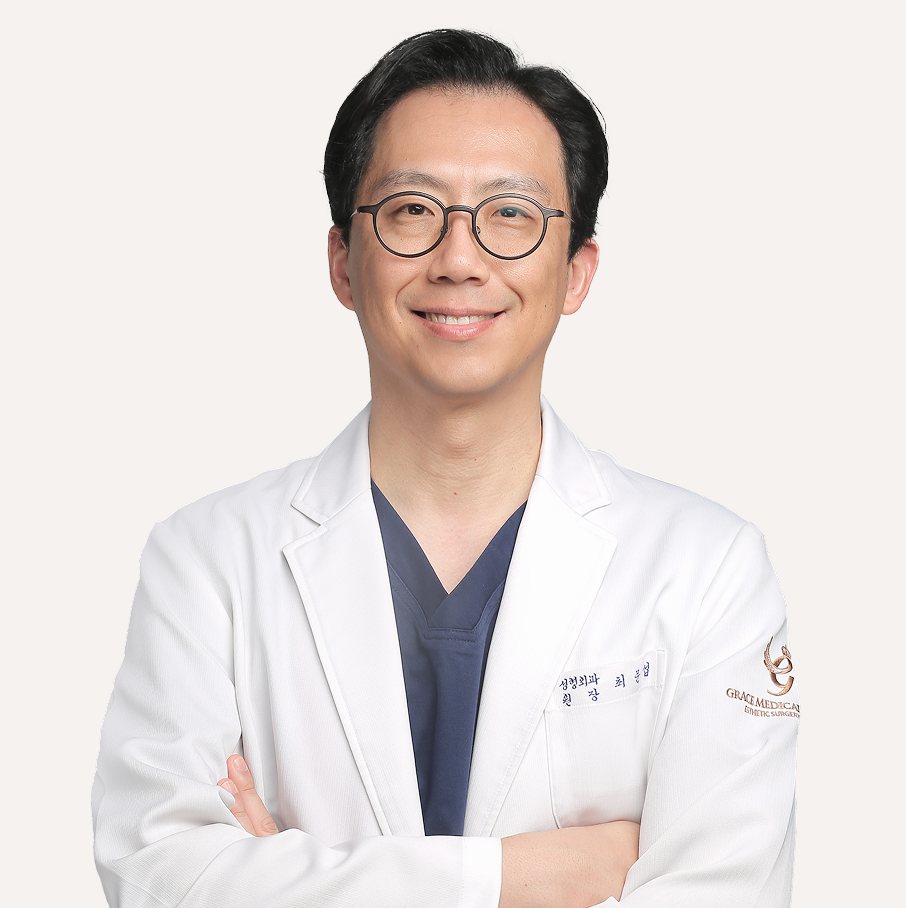 흰 가운에 팔짱을 낀 최문섭 원장(가운에 '성형외과 원장 최문섭' 자수)