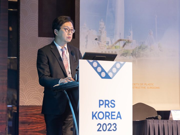 'PRS KOREA 2023' 강연대에서 발표하는 최문섭 원장